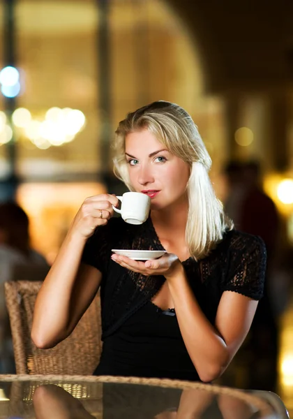 Красива молода жінка п'є каву — стокове фото