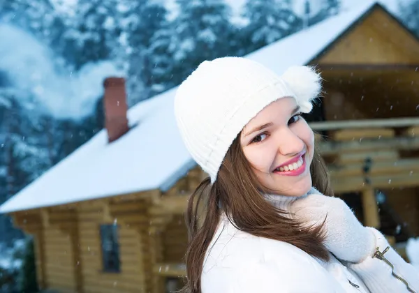 Glad ung kvinna utomhus — Stockfoto