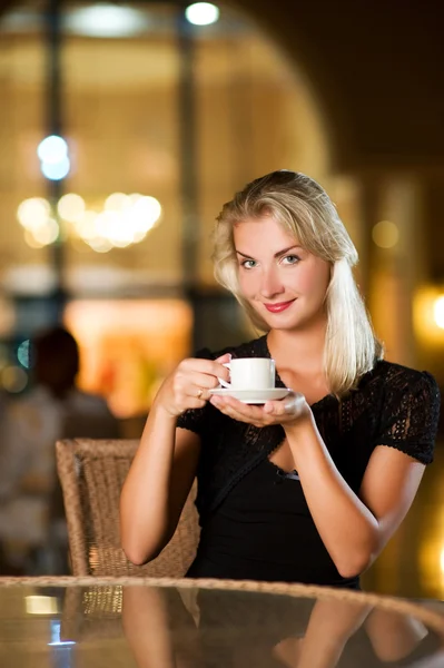 美しい若い女性がコーヒーを飲む — ストック写真
