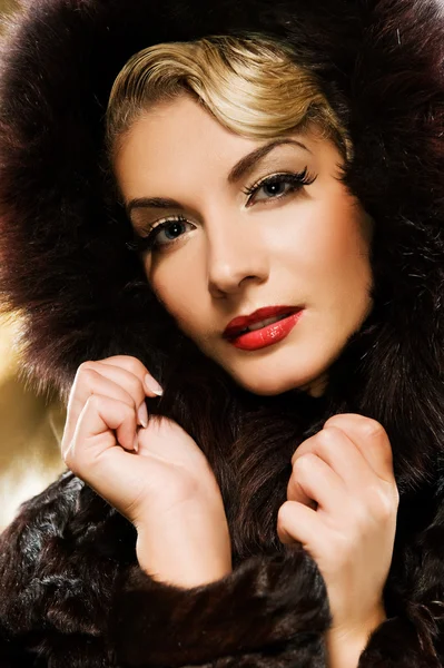 Kışın kürk giyen güzel bir kadın. — Stok fotoğraf