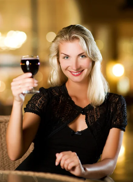 Mooie jonge vrouw drinken van rode wijn — Stockfoto