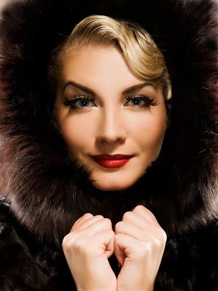 Mujer hermosa en abrigo de piel de invierno — Foto de Stock
