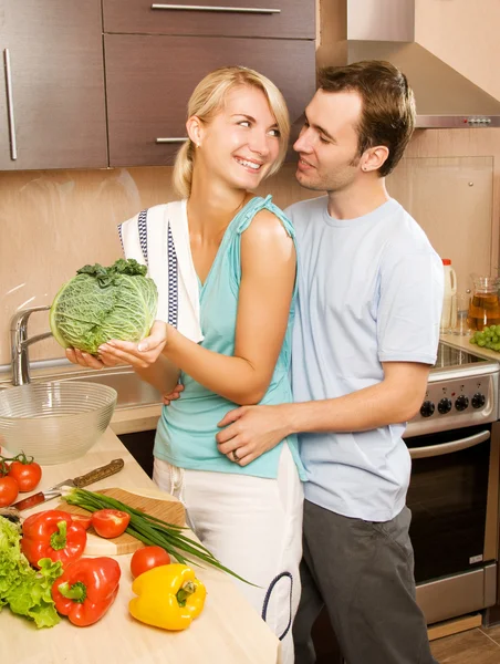 Giovane coppia fare insalata di verdure — Foto Stock