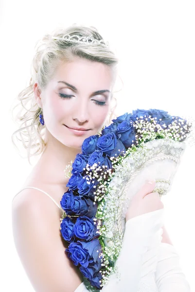 Mariée cachée derrière un bouquet de luxe — Photo