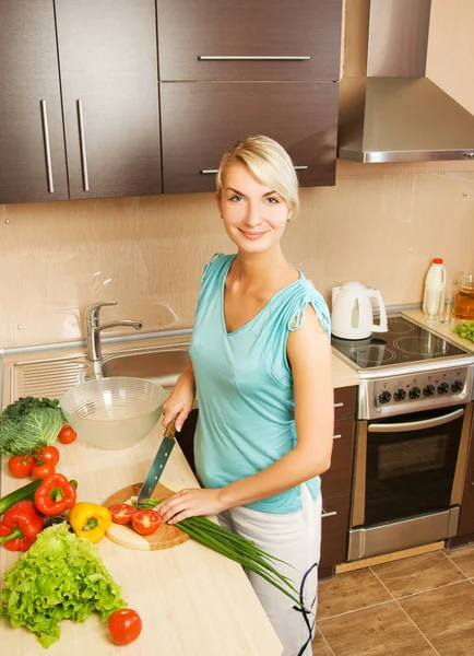 Güzel bir kadın salatası yapmak — Stok fotoğraf