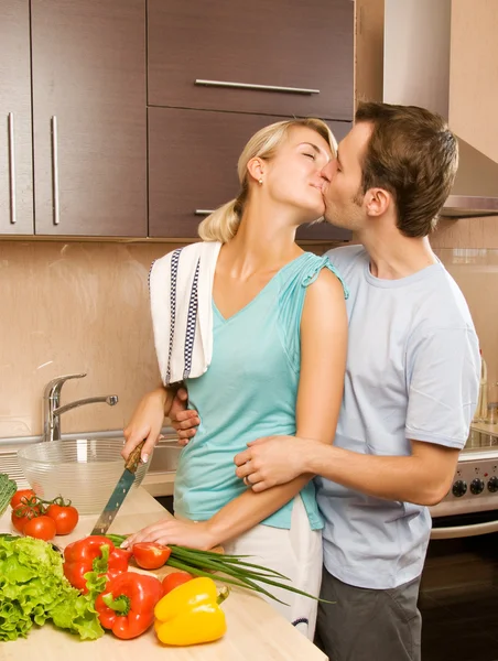 Ungt par att göra grönsakssallad — Stockfoto