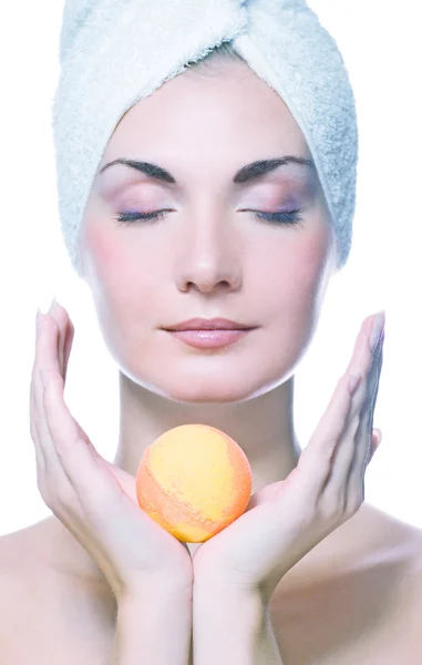 Krásná žena s aroma koupel míč — Stock fotografie