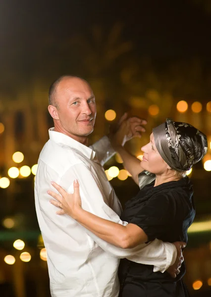 Orta yaşlı çift dans vals — Stok fotoğraf