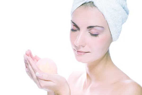 Прекрасна жінка з ароматною кулькою для ванни — стокове фото