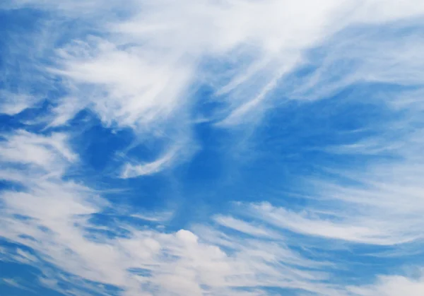 Błękitne niebo z puszystymi chmurami — Zdjęcie stockowe