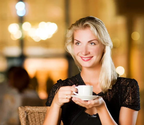 Όμορφη νεαρή γυναίκα πίνοντας καφέ — Φωτογραφία Αρχείου
