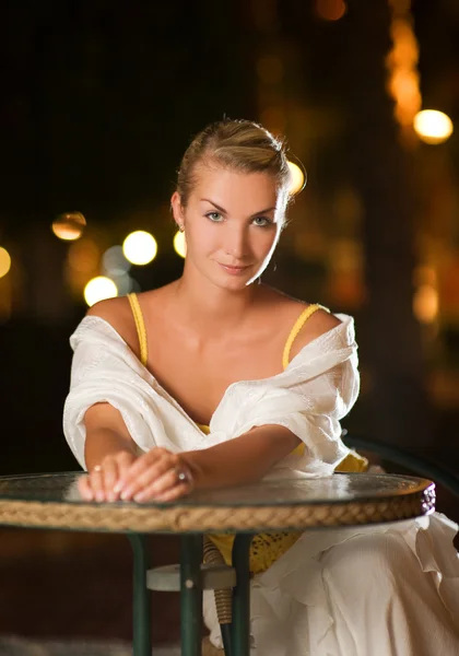 Bir restoranda oturan genç kadın — Stok fotoğraf