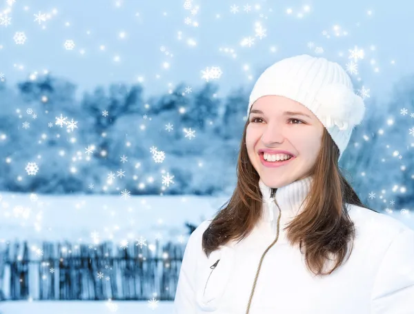 Jonge vrouw in winter kleding buiten — Stockfoto