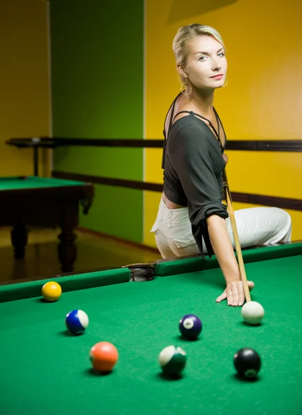 Hermosa mujer rubia jugando billar — Foto de Stock