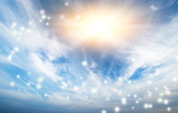 ท้องฟ้าสีฟ้าที่มีดวงอาทิตย์และแสงนามธรรม — ภาพถ่ายสต็อก