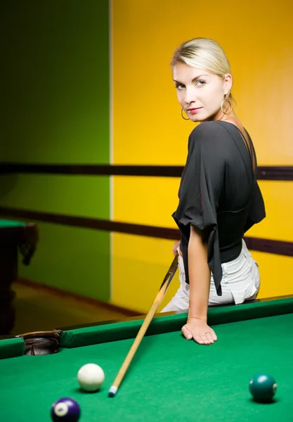 Hermosa mujer rubia jugando billar —  Fotos de Stock