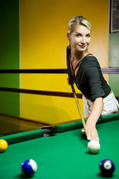 Mulher loira bonita jogando bilhar — Fotografia de Stock