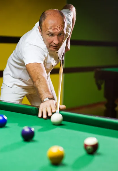 Man playing billiards — Stock Photo, Image