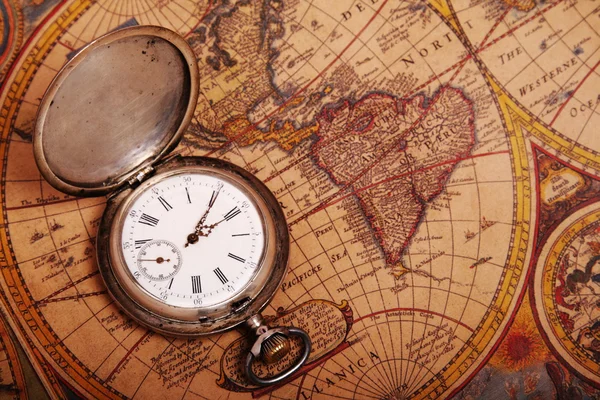 Reloj de bolsillo en el mapa antiguo — Foto de Stock