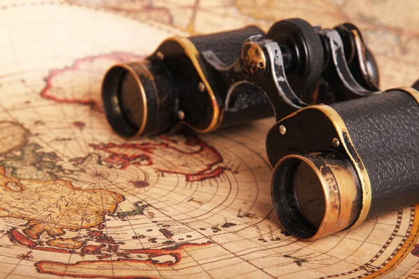古董地图上老双筒望远镜 — 图库照片