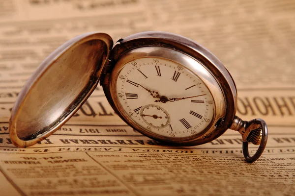 Relógio de bolso no jornal vintage — Fotografia de Stock
