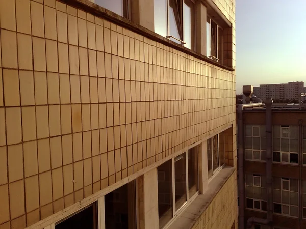 Väggen i en hög byggnad med fönster — Stockfoto
