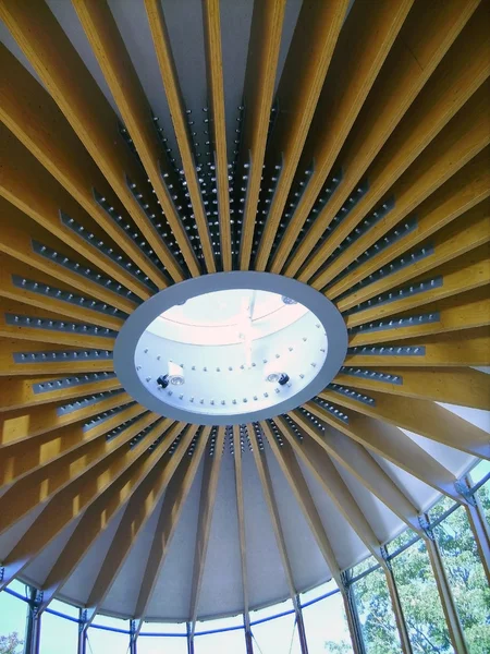 Ovale plafond uit metaal, glas en hout — Stockfoto