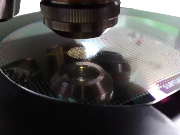 Silicium wafer onder een Microscoop — Stockfoto