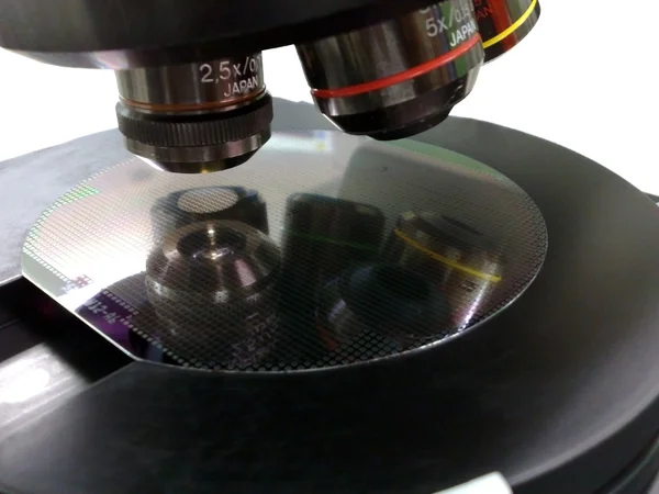 Silicium wafer onder een Microscoop — Stockfoto