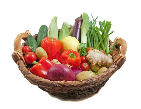 Verano verduras en cesta — Foto de Stock