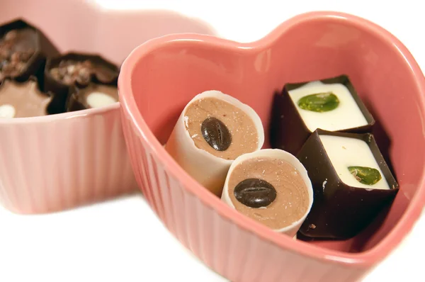 Čokoládové lanýže v dishe ve tvaru srdce — Stock fotografie