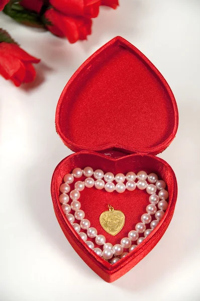 Caja en forma de corazón abierto con perlas y ne —  Fotos de Stock
