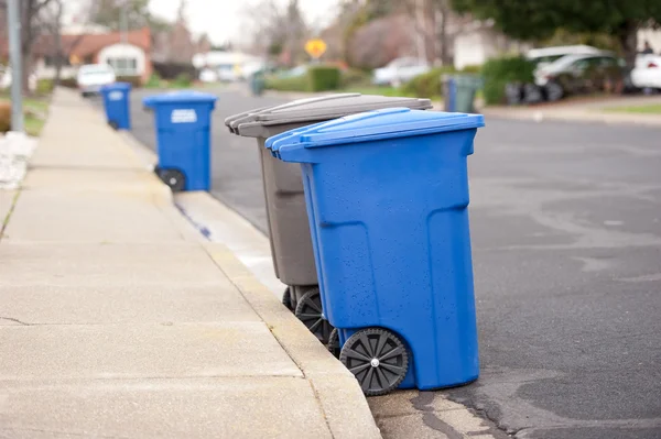 Azul é para recicláveis — Fotografia de Stock