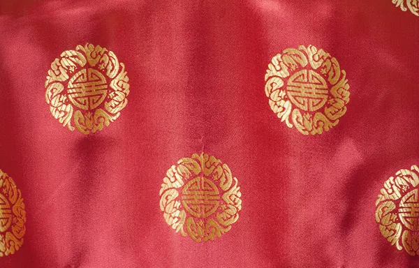 Червоний шовк з золотим вишитим брошурним р — стокове фото