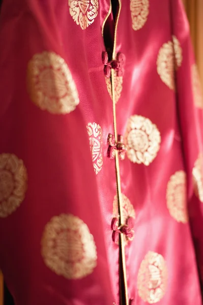 Veste chinoise en soie rouge avec accent sur ce — Photo