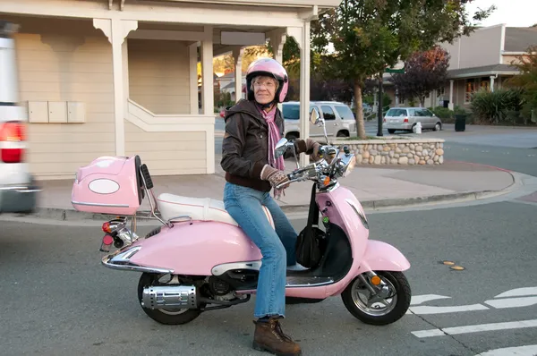 Sessenta anos de idade motociclista na cidade Imagens De Bancos De Imagens