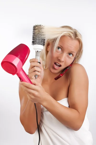 Kvinna torkning hår och talkig via telefon — Stockfoto