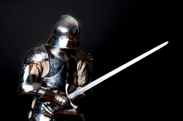 Cavaleiro pesado em posição de combate — Fotografia de Stock