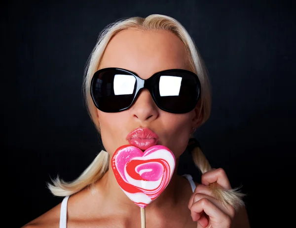 Ritratto di giovane donna sexy con caramelle — Foto Stock