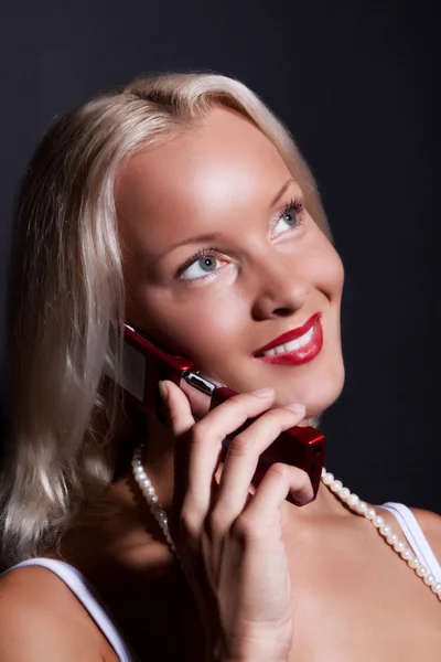 Mujer rubia llamando por celular —  Fotos de Stock