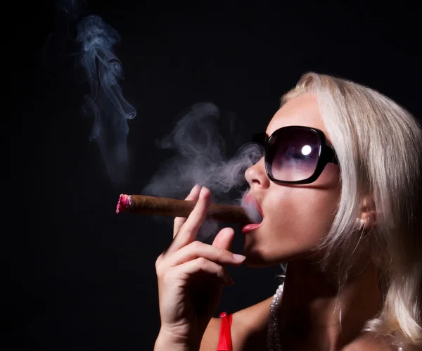 エレガントな喫煙女性の肖像画 — 图库照片