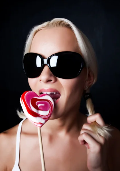 Портрет молодой женщины, поедающей конфеты — стоковое фото