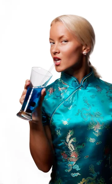 Mulher loira atraente bebendo coquetel — Fotografia de Stock