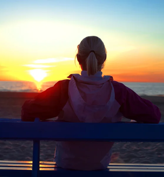 Atlet di pantai melihat matahari terbenam — Stok Foto
