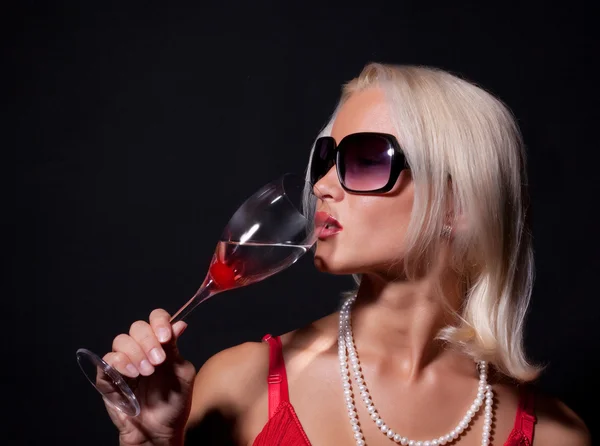 Ελκυστική ξανθιά γυναίκα πίνοντας κοκτέιλ — Φωτογραφία Αρχείου