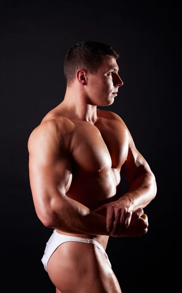 Спортивная брюнетка показывает его мускулы — стоковое фото