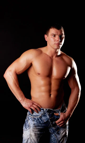 Schöner muskulöser Kerl posiert — Stockfoto