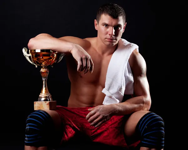 Imagen del deportista sosteniendo la copa — Foto de Stock