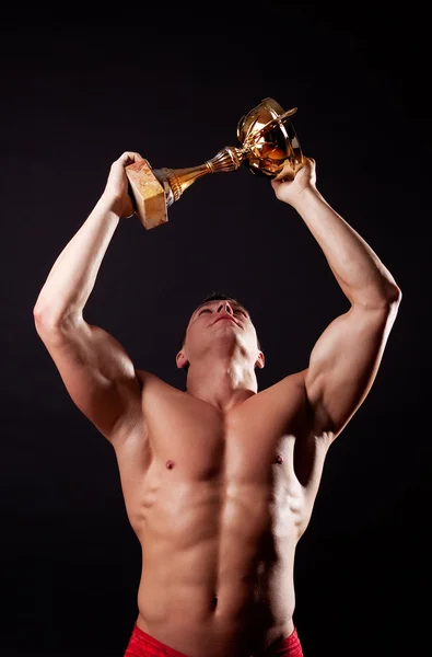 彼のカップを持ち上げるチャンピオン — ストック写真
