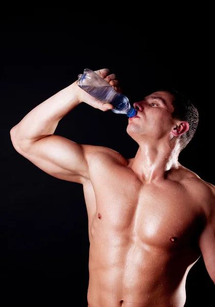 Bell'uomo che beve acqua — Foto Stock